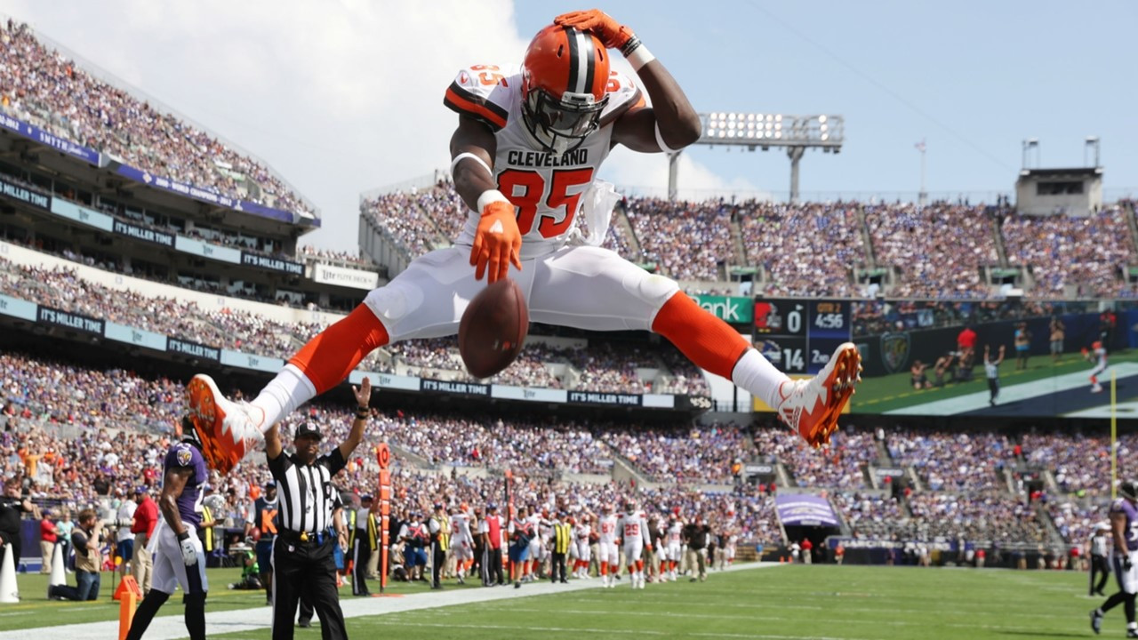 ProCanes Report: Njoku Continues #TightEndU Tradition