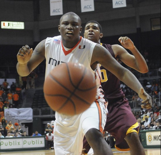 Reggie Johnson and a Minnesota defender watch the ball head away. (AP Photo/Miami Herald, Peter Andrew Bosch)