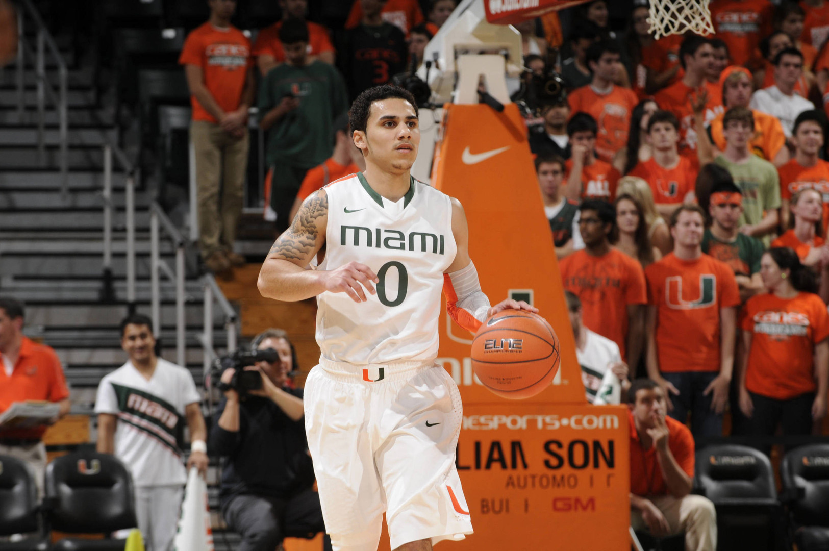 Men's Hoops Tops Hatters in Season Opener