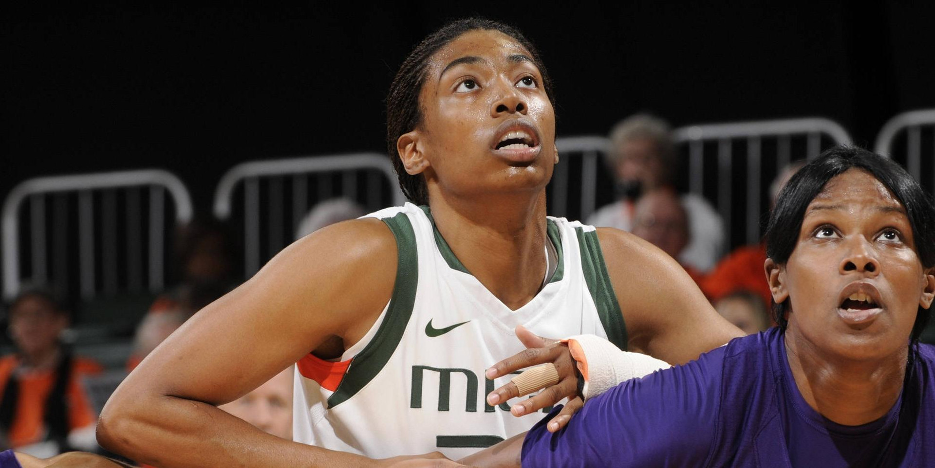Women's Hoops Rises to No. 21 in AP Poll