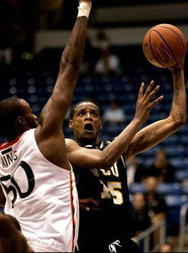 VCU's Michael Anderson looks to shoot over Anthony King. (AP Photo/Andres Leighton)