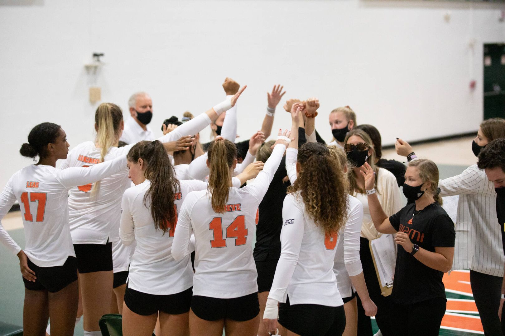 Volleyball Splits Opening Series with Georgia Tech