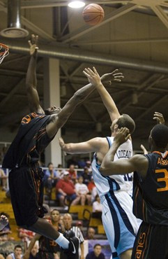 Gyno Pomare and Nathan Lozeau reach for a rebound.