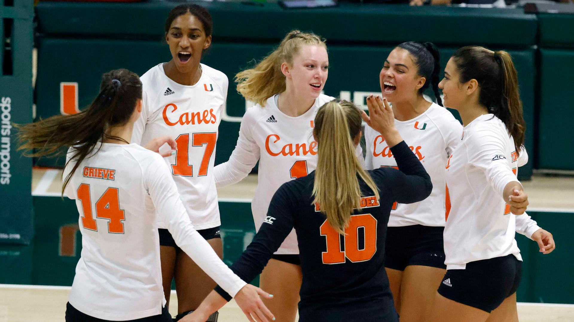 VB Logs 3-0 Sweep at Texas State