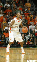 Men's Basketball Knocks Off St. John's to Improve to 7-0