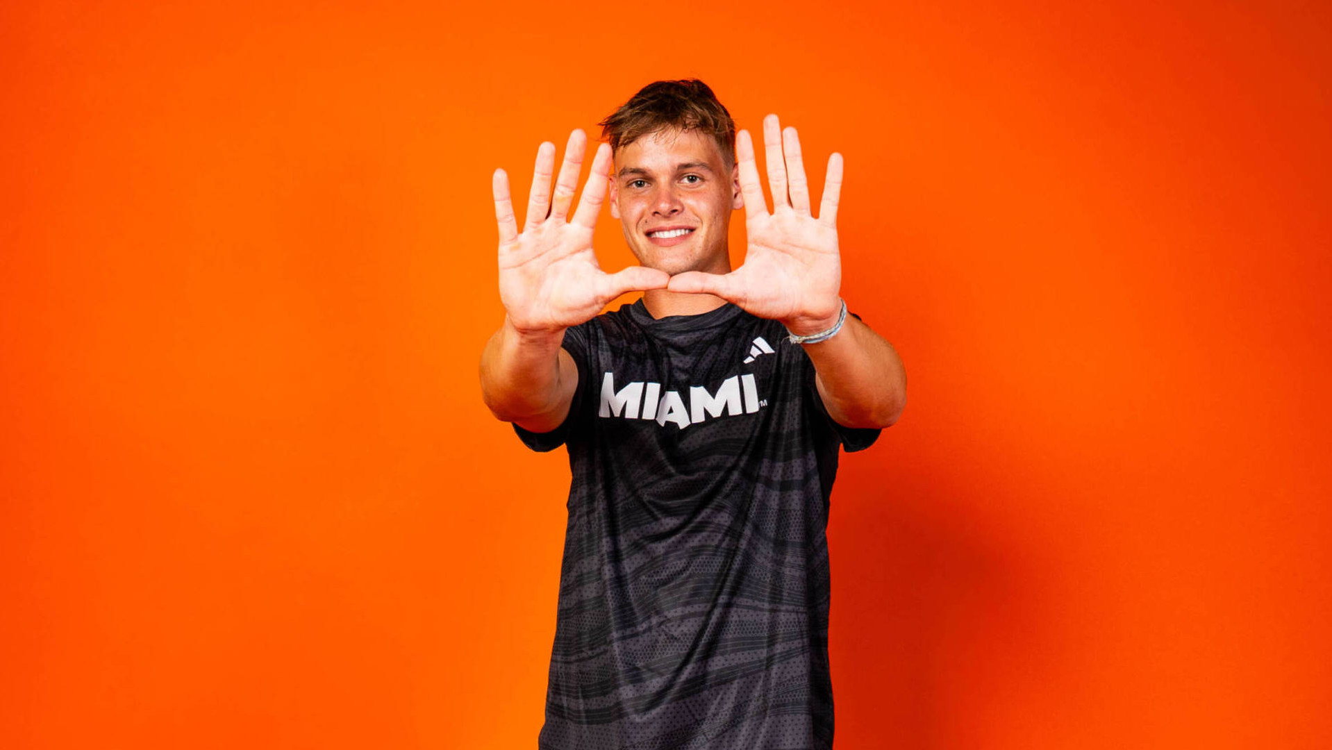 Jakub Kroslak Signs with Hurricanes